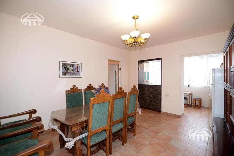 House · 6 rooms · 273 m² · Arabkir