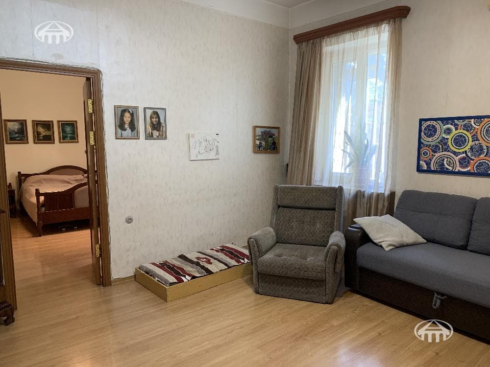 House · 3 rooms · 316 m² · Kentron