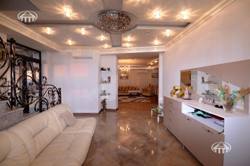 Квартира · 5 комн. · 300 м² · Кентрон