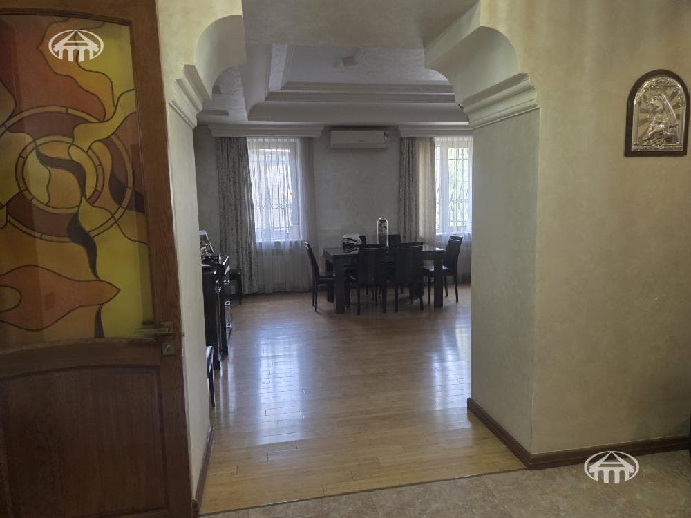 Особняк · 5 комн. · 280 м² · Аджапняк