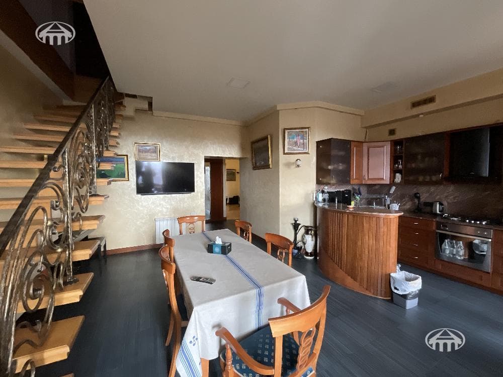Квартира · 4 комн. · 161 м² · Кентрон