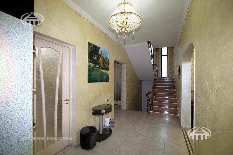 Mansion · 5 rooms · 330 m² · v. Arinj