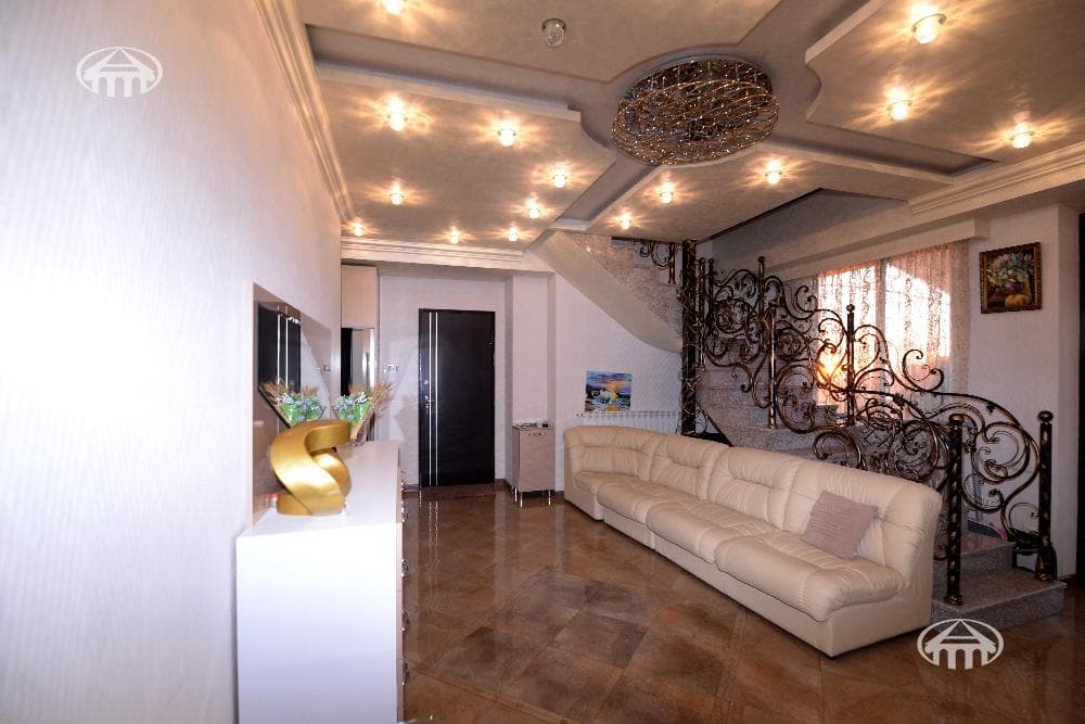 Квартира · 5 комн. · 300 м² · Кентрон
