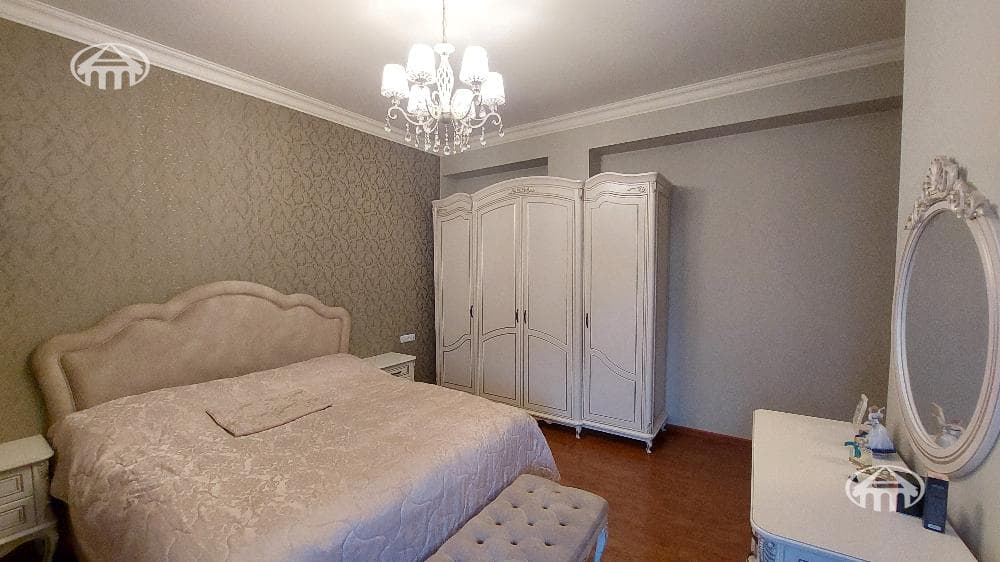 House · 6 rooms · 345 m² · Kanaker-Zeytun