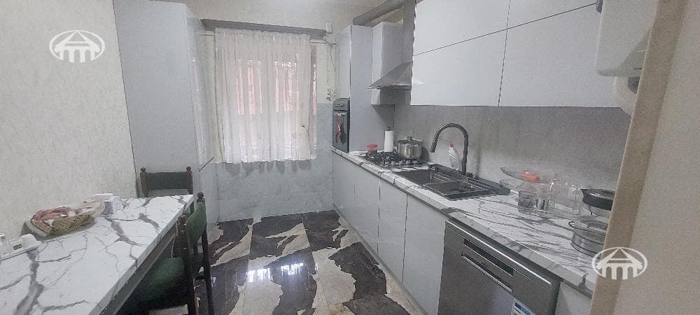 House · 4 rooms · 238 m² · Erebuni