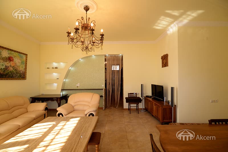 House · 4 rooms · 335 m² · Kentron