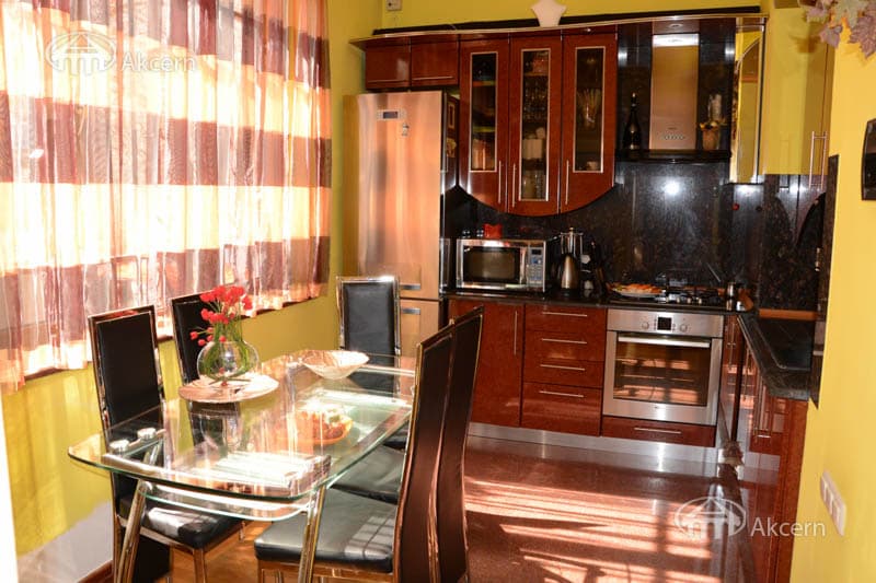 Apartment · 3 rooms · 90 m² · Kentron