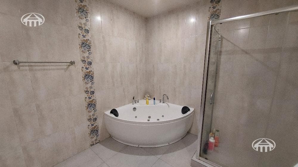 House · 6 rooms · 345 m² · Kanaker-Zeytun