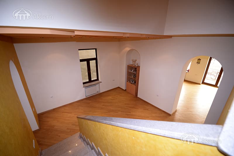 Mansion · 6 rooms · 347 m² · Kentron