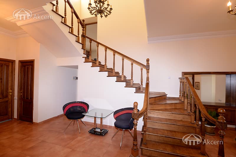 Առանձնատուն · 6 սեն. · 532 մ² · Զովունի