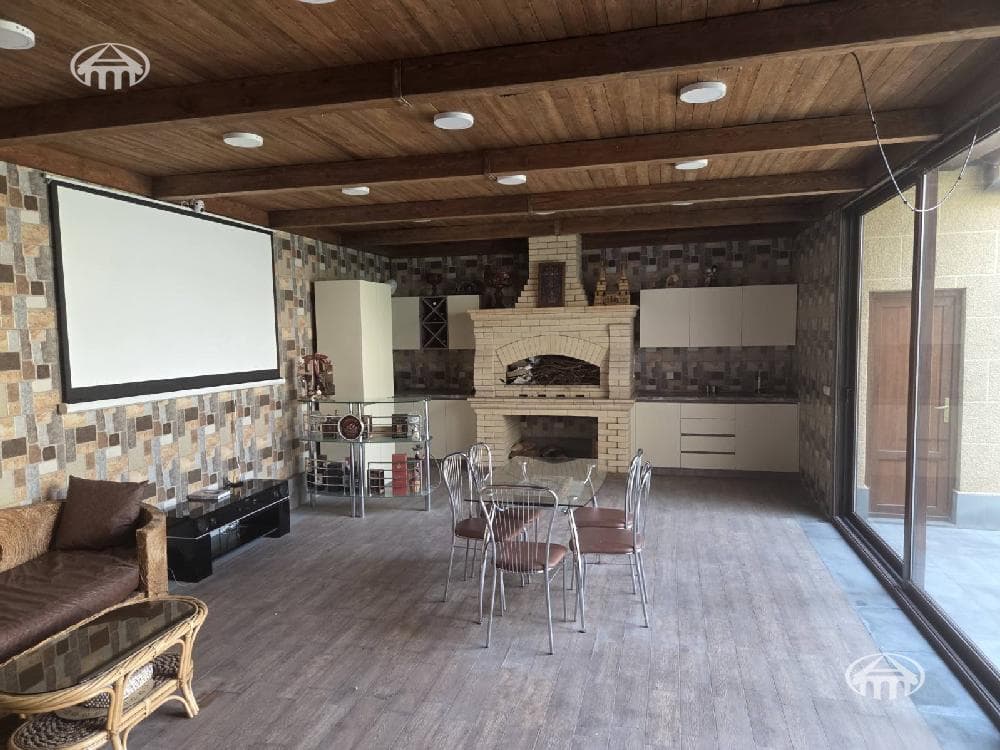 Особняк · 5 комн. · 280 м² · Аджапняк