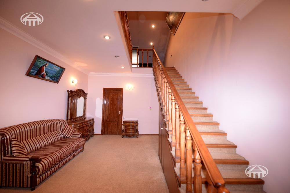 House · 4 rooms · 285 m² · Erebuni