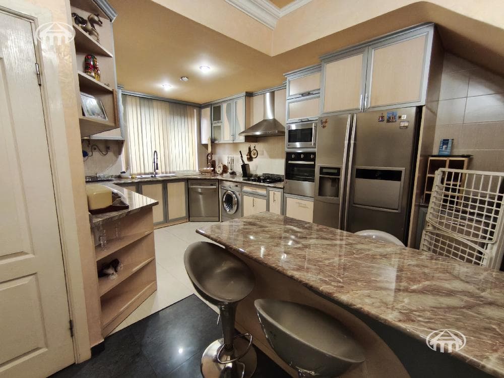 House · 6 rooms · 413 m² · Shengavit