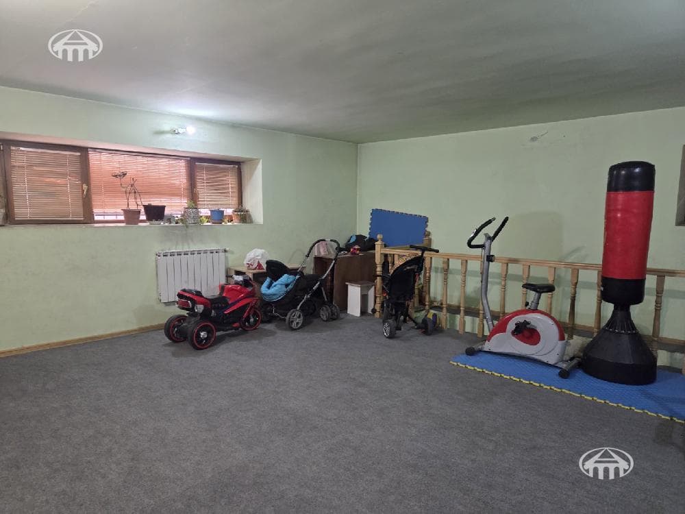 House · 6 rooms · 865 m² · Arabkir