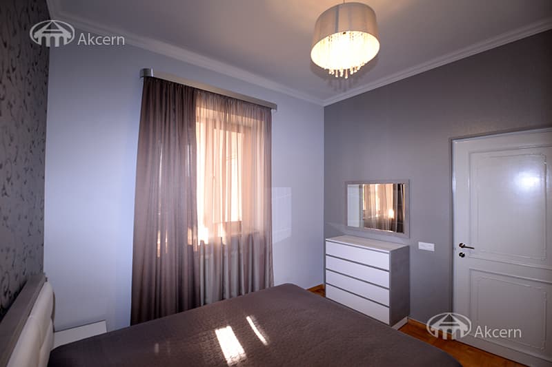 House · 7 rooms · 460 m² · Kentron