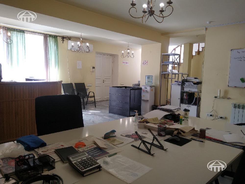 Գրասենյակ · 218 մ² · Կենտրոն