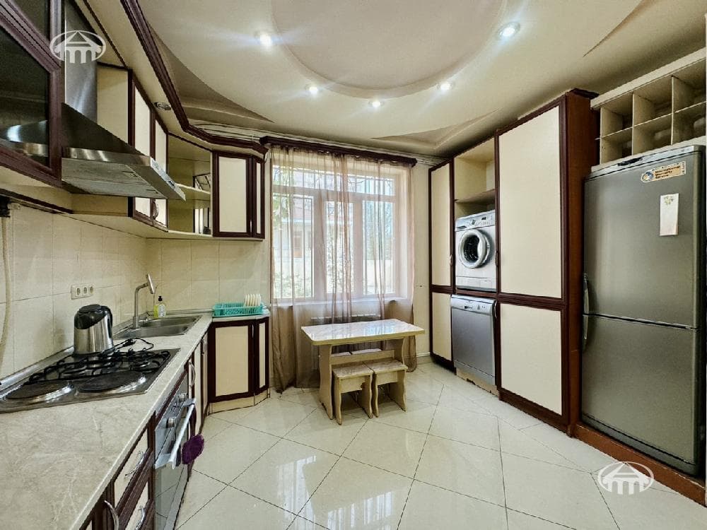 Mansion · 4 rooms · 220 m² · Arabkir