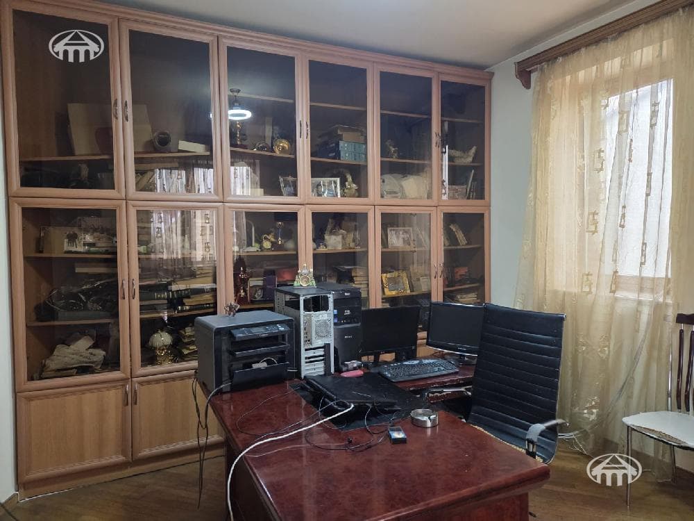 House · 6 rooms · 865 m² · Arabkir
