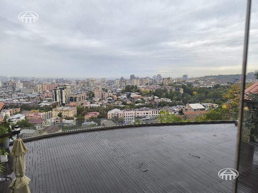Գրասենյակ · 701 մ² · Կենտրոն