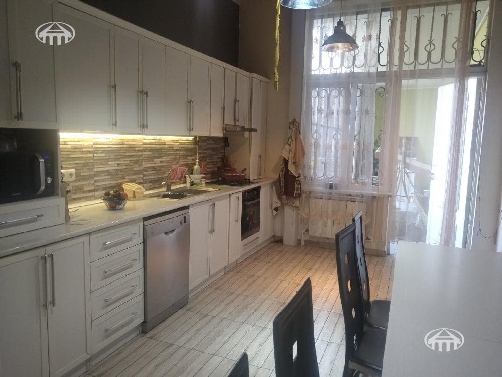 Дом · 5 комн. · 300 м² · Эребуни
