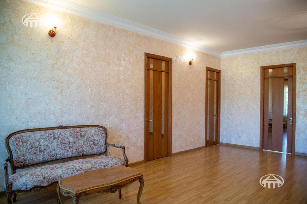 Առանձնատուն · 6 սեն. · 423 մ² · Պտղնի