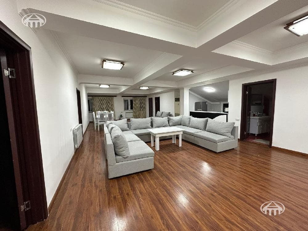 House · 519 m² · Kentron
