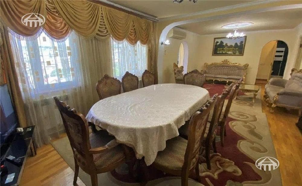 Առանձնատուն · 9 սեն. · 584 մ² · Կենտրոն