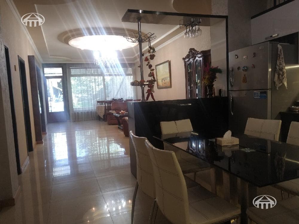 House · 5 rooms · 204 m² · Kentron