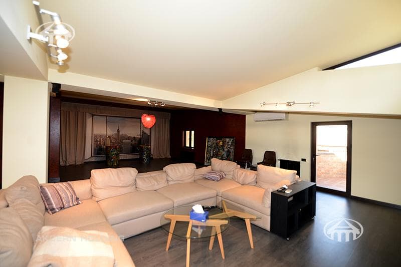 House · 5 rooms · 678 m² · Kentron