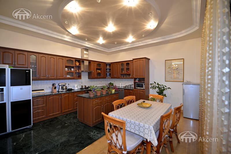 Mansion · 5 rooms · 440 m² · Avan