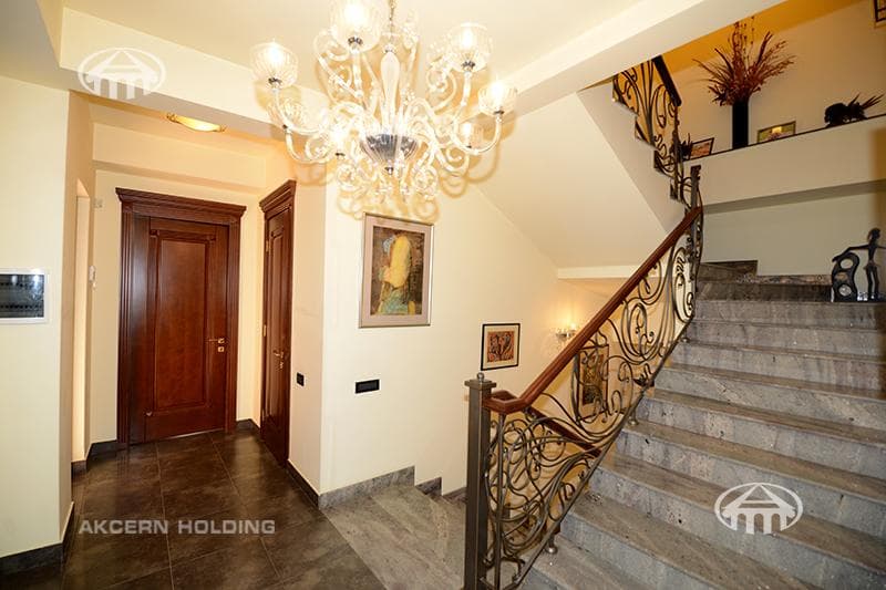 House · 5 rooms · 678 m² · Kentron