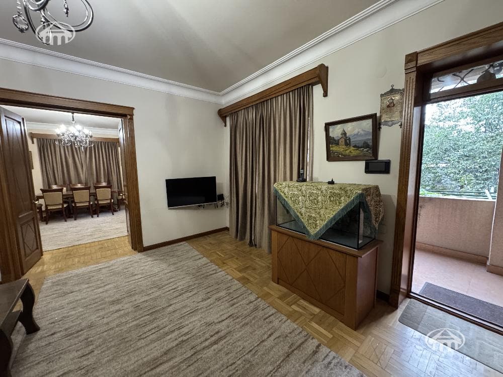 House · 5 rooms · 242 m² · Kentron