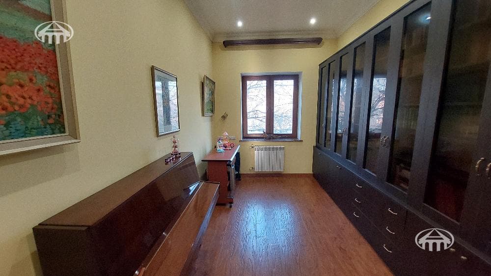 House · 6 rooms · 345 m² · Kanaker-Zeytun