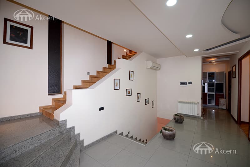 Hotel · 230 m² · Kentron
