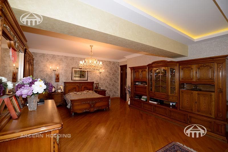 House · 5 rooms · 678 m² · Kentron