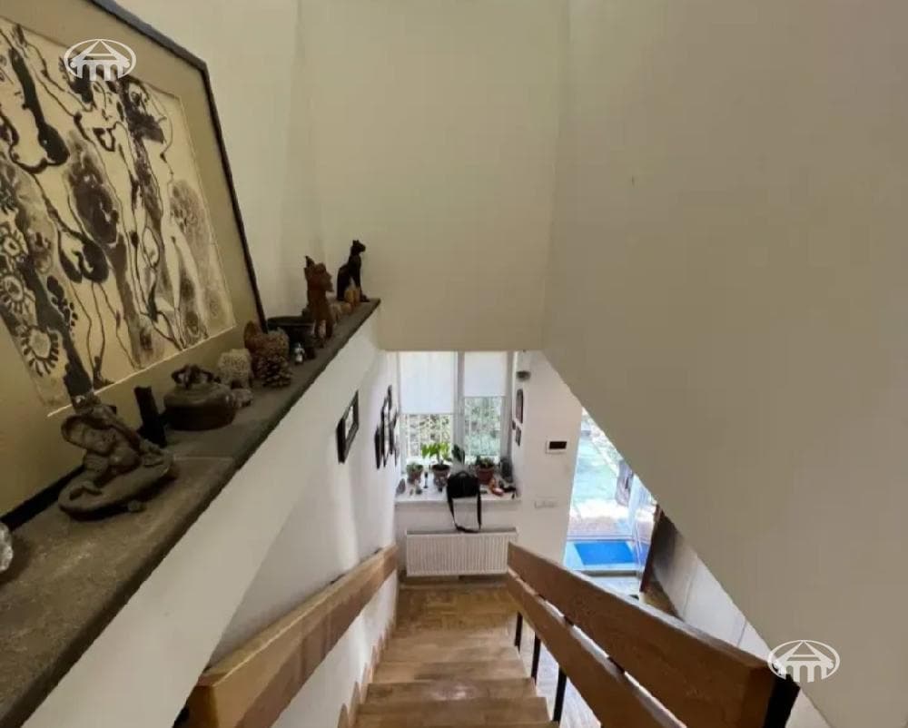 House · 4 rooms · 143 m² · Kentron