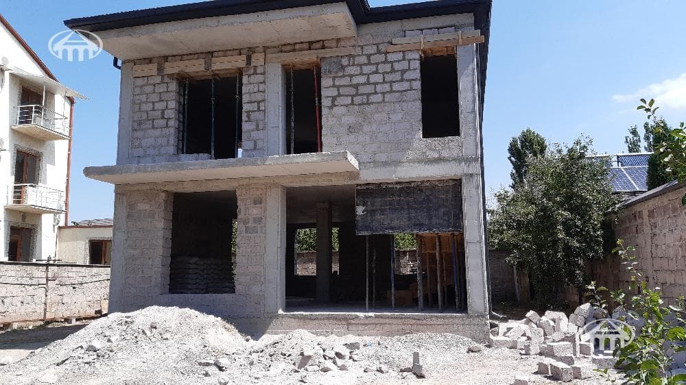 Mansion · 6 rooms · 244.5 m² · v. Arinj