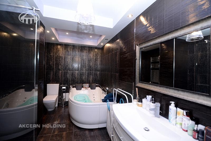House · 5 rooms · 678 m² · Kentron