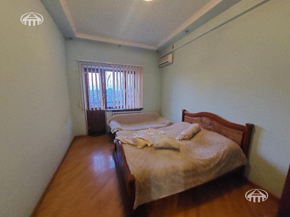 House · 5 rooms · 330 m² · Kentron