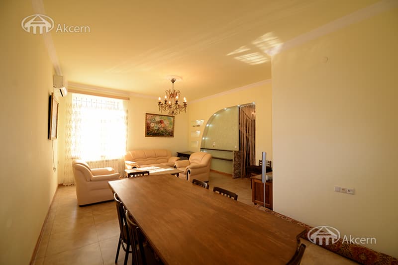 House · 4 rooms · 335 m² · Kentron