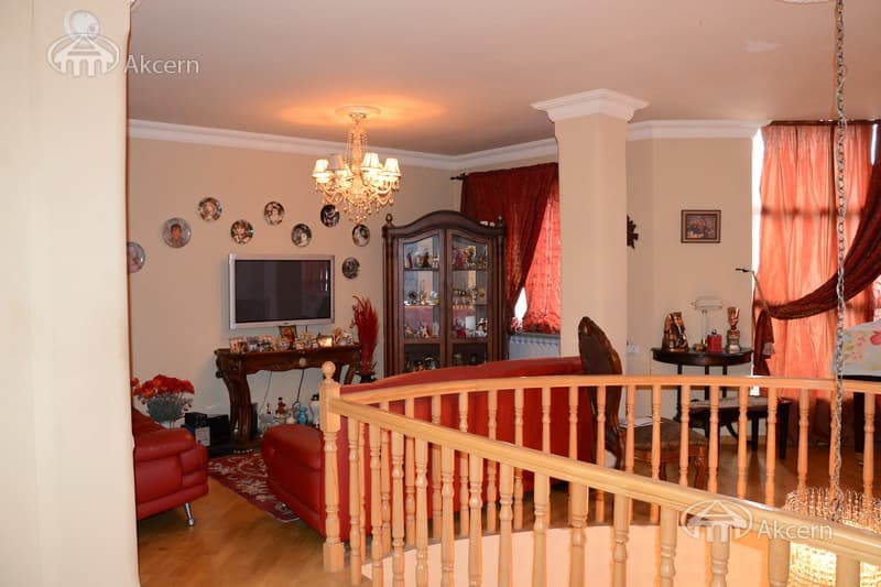 House · 5 rooms · 228 m² · Kentron