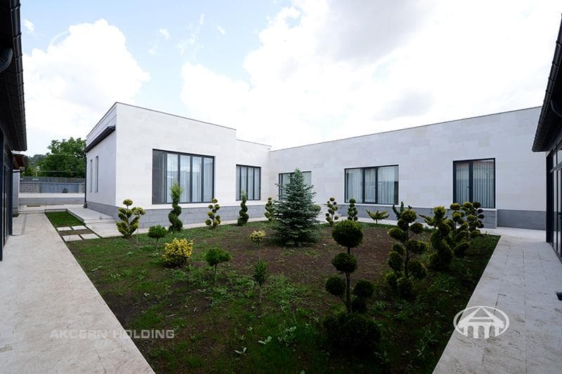 Mansion · 6 rooms · 334 m² · v. Arinj