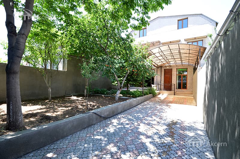 Квартира · 3 комн. · 140 м² · Арабкир