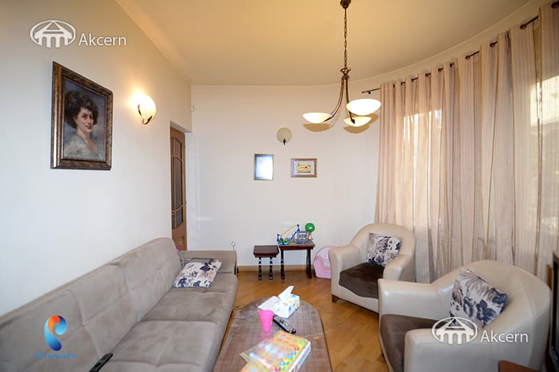 House · 6 rooms · 280 m² · Arabkir