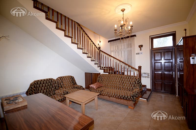 House · 4 rooms · 335 m² · Kentron