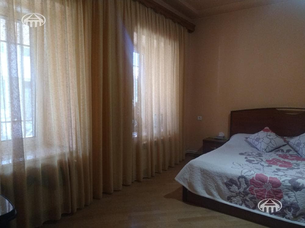 House · 5 rooms · 204 m² · Kentron