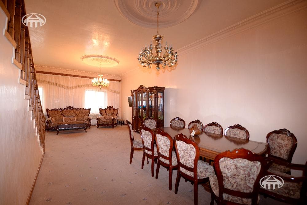 Սեփական տուն · 4 սեն. · 285 մ² · Էրեբունի
