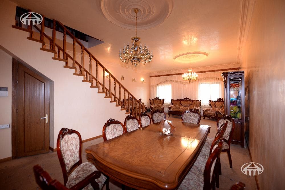 Սեփական տուն · 4 սեն. · 285 մ² · Էրեբունի