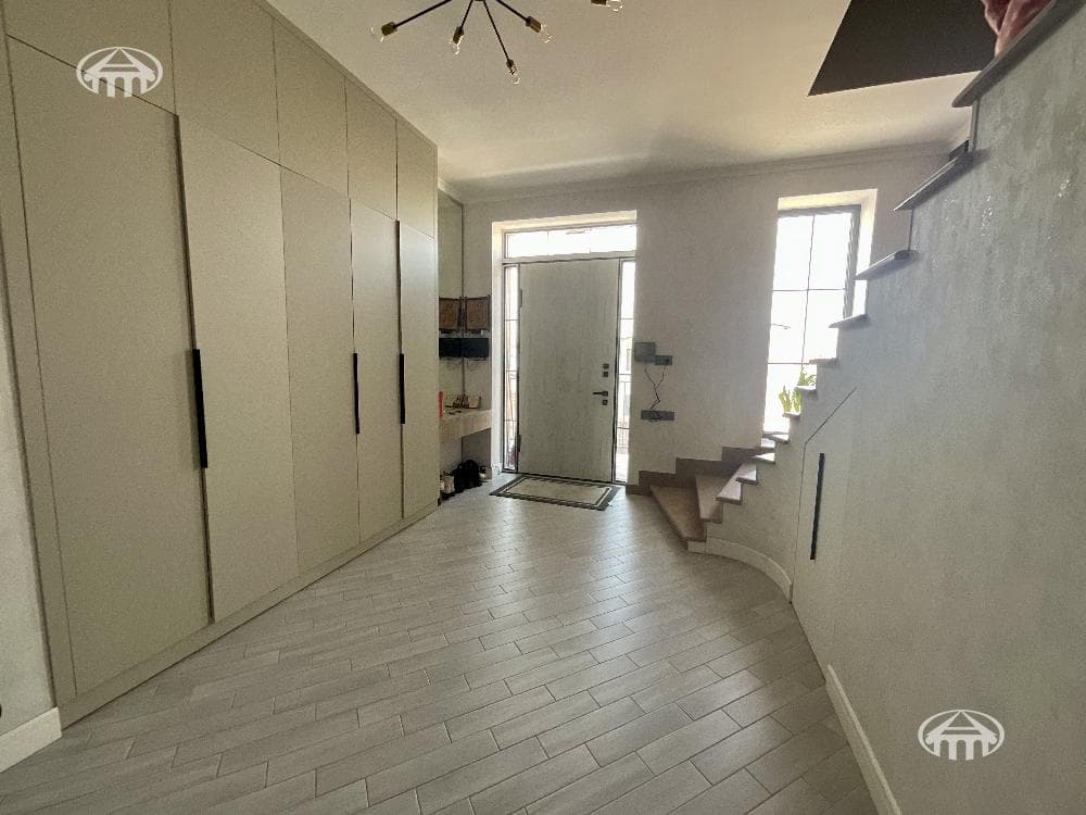 Mansion · 6 rooms · 260 m² · Avan