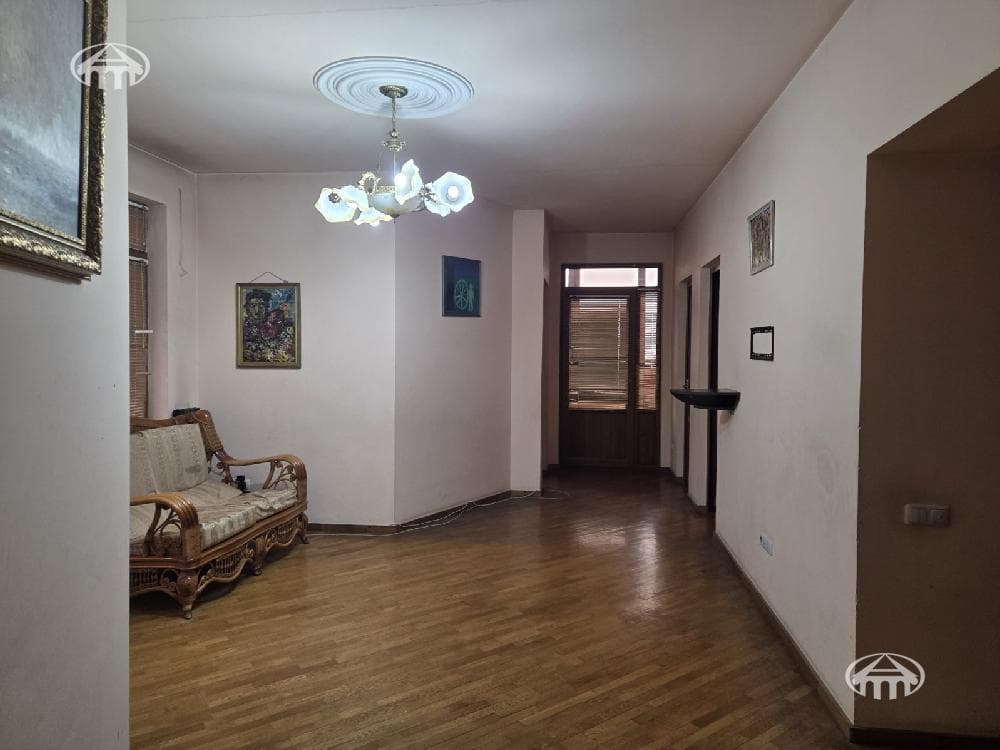 House · 6 rooms · 865 m² · Arabkir
